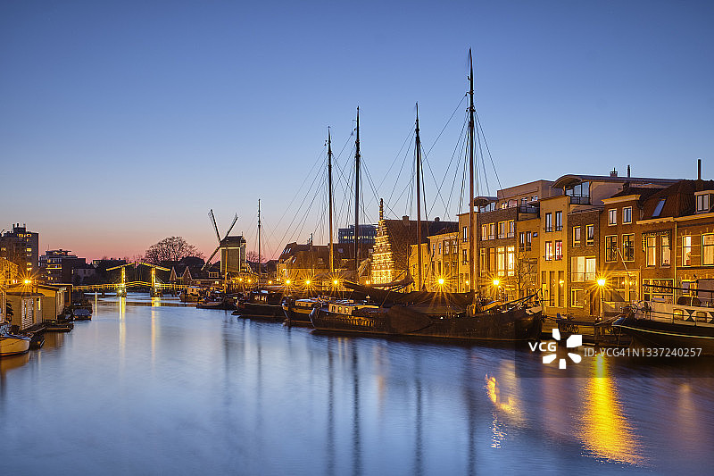 夜幕下的莱顿辛格尔图片素材