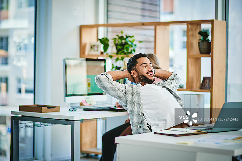 年轻商人工作期间休息的镜头图片素材