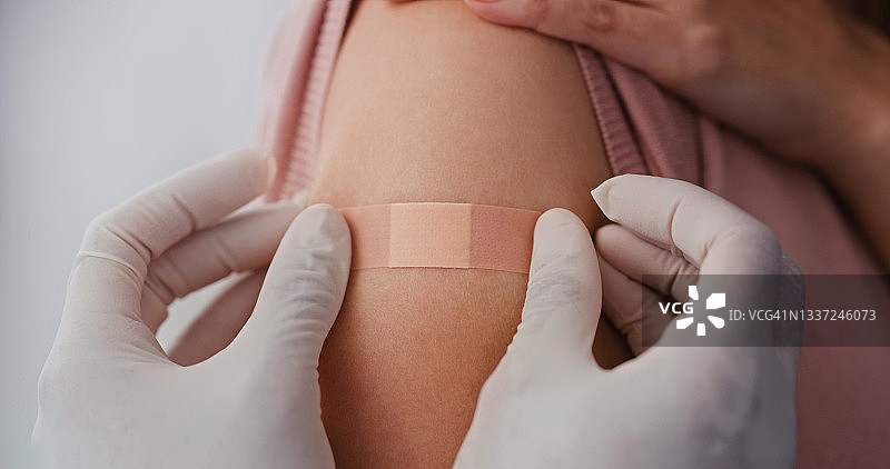 医生为病人注射后贴创可贴特写图片素材