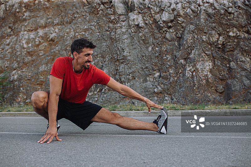 跑步后伸展腿部肌肉的男人们图片素材