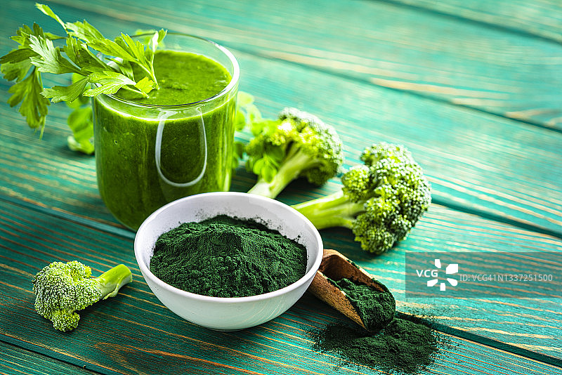 绿色桌上的螺旋藻冰沙杯与留白图片素材