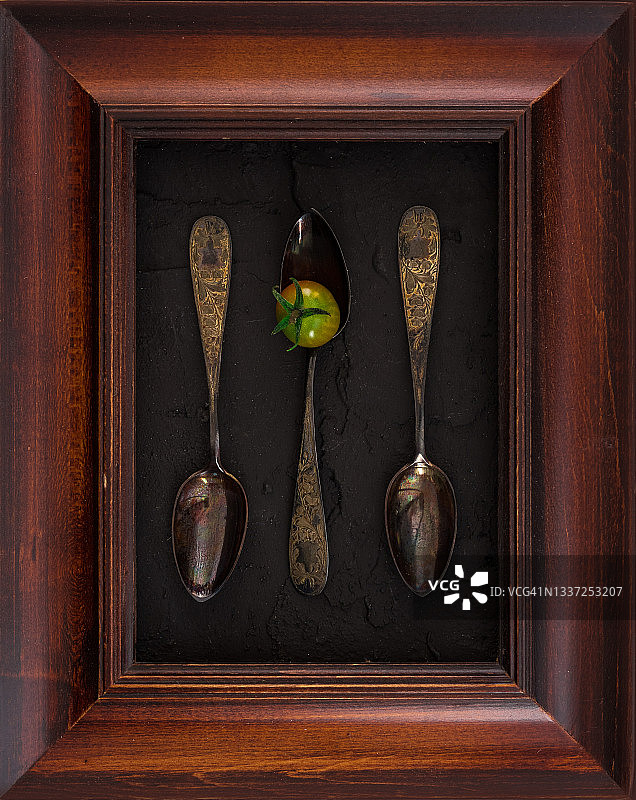 画框中的老银勺静物图片素材
