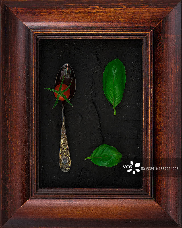 画框中的老银勺静物图片素材