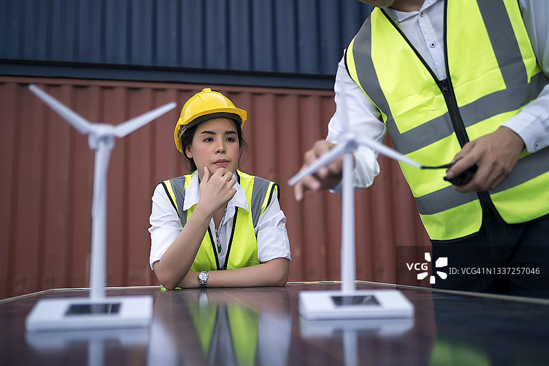 工程团队讨论用于可持续能源的风力涡轮机图片素材