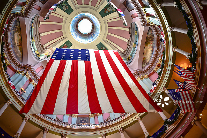 圣路易斯旧法院圆形大厅内的美国国旗图片素材