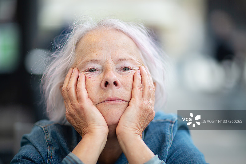 沮丧的老年妇女肖像图片素材