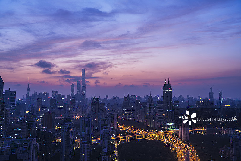 上海日出美景：城市办公楼与高架桥交通图片素材