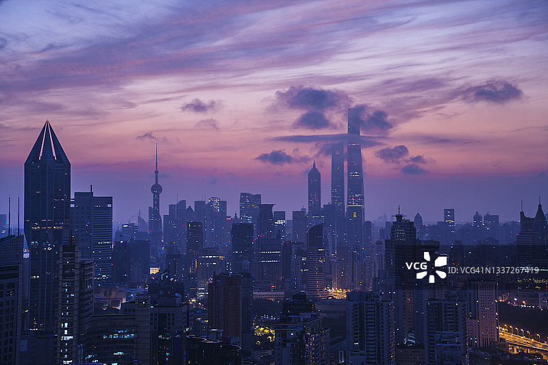 上海清晨的彩色云霞与美丽城市天际线图片素材