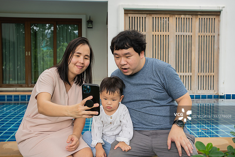 幸福家庭用智能手机进行视频通话图片素材