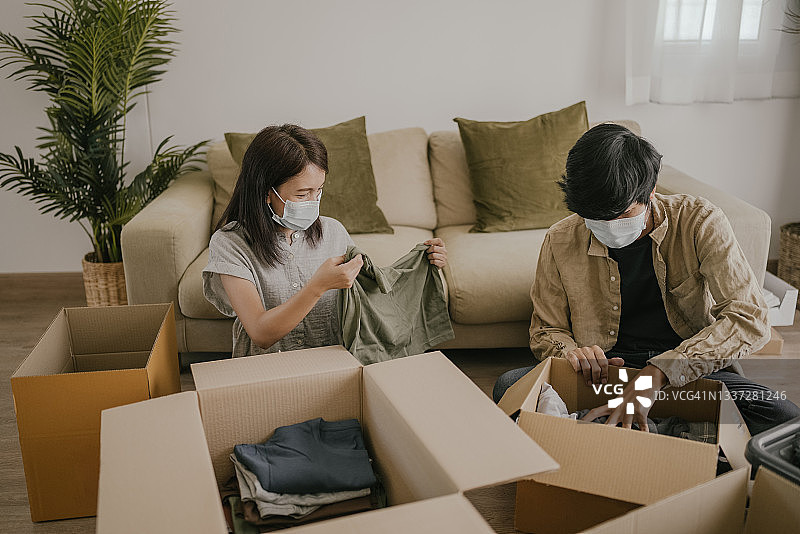 检查装在纸箱里准备捐赠的衣服图片素材