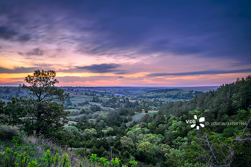 内布拉斯加州日出时尼奥布拉拉堡国家野生动物保护区移动的云彩长曝光图片素材