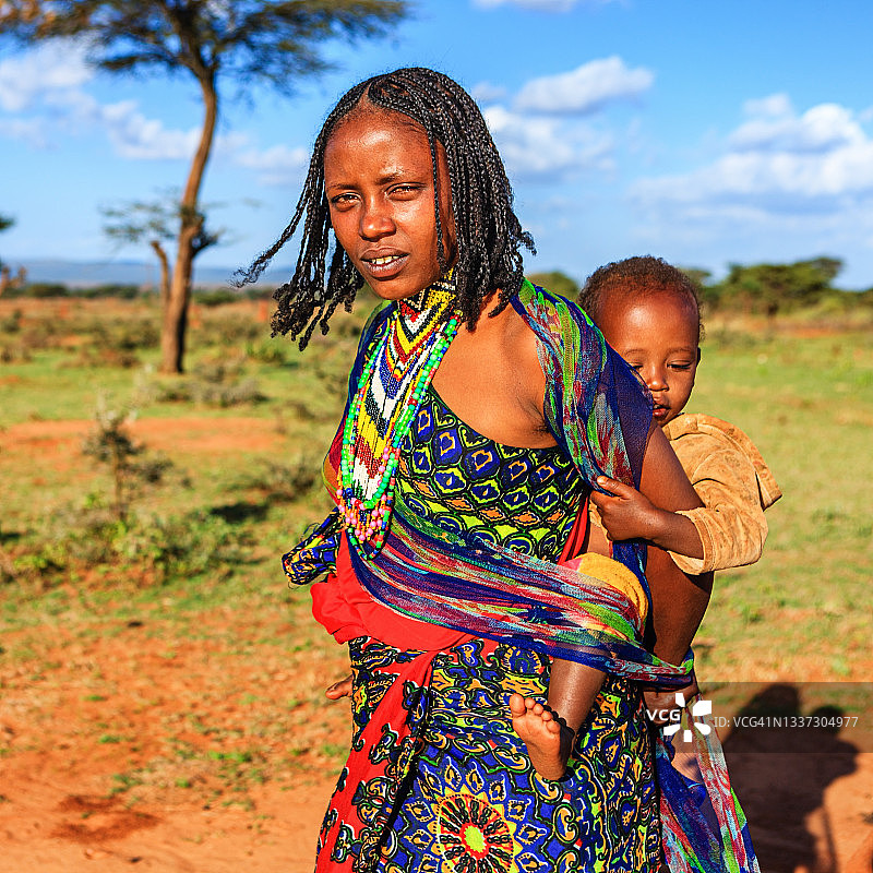 来自博拉纳部落的妇女抱着她的孩子，埃塞俄比亚，非洲图片素材