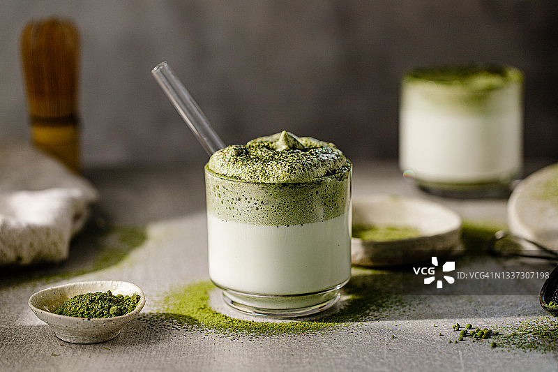 新鲜制作的抹茶咖啡拿铁饮品图片素材