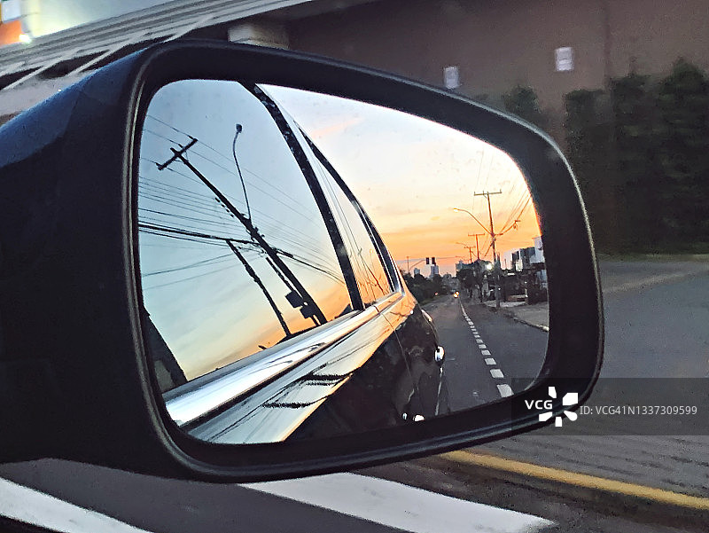 后视镜中的日落图片素材