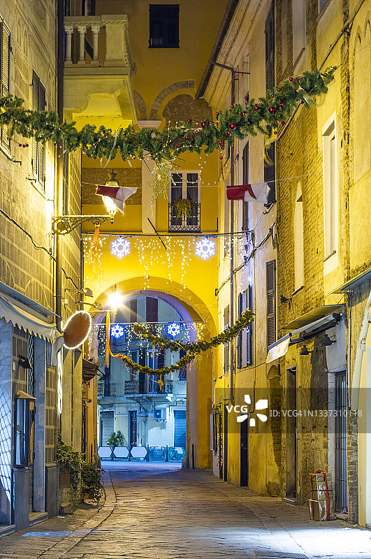 意大利利古里亚阿尔本加圣米歇尔广场的圣诞灯光图片素材