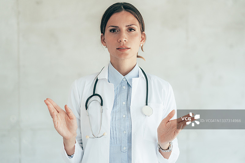 一位女医生的肖像图片素材