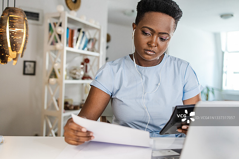 疲惫的年轻女人在家工作图片素材
