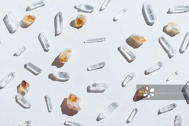用于放松和冥想的宝石水晶矿物组合。能量治疗矿物、巫术、水晶仪式、放松脉轮、光环读数。平铺、俯视图片素材