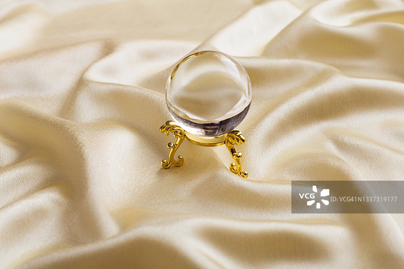 丝绸背景上的魔法水晶球图片素材