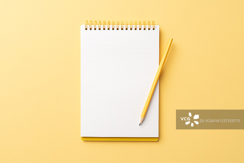 黄色螺旋笔记本与铅笔图片素材