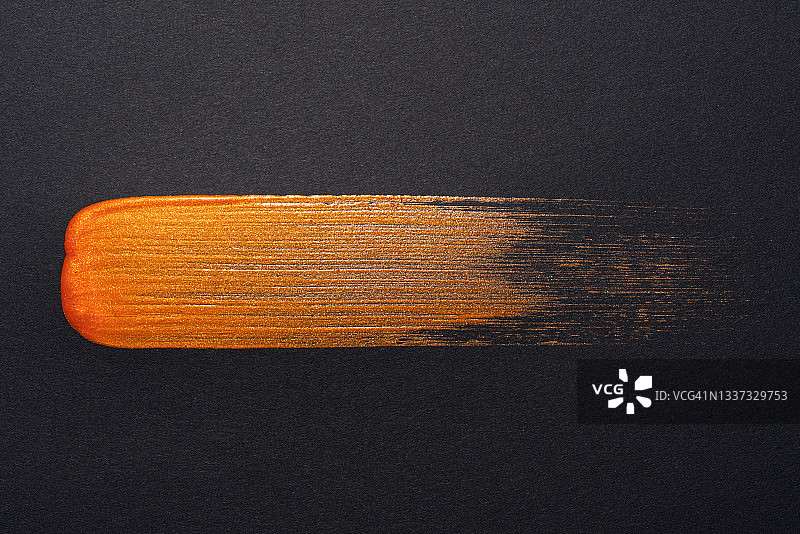 黑色纸上的橙色笔触图片素材