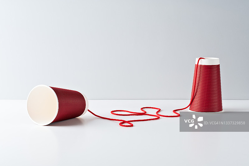 红色纸杯弦式电话图片素材