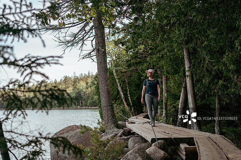 在阿卡迪亚国家公园徒步的孤独女人图片素材