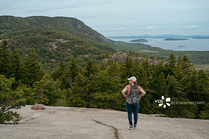 在阿卡迪亚国家公园徒步的孤独女人图片素材