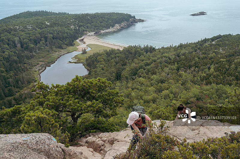 在阿卡迪亚国家公园山区徒步旅行的女孩图片素材