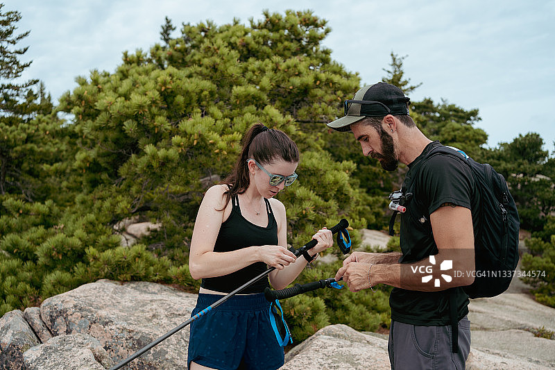 朋友们一起爬山远足图片素材