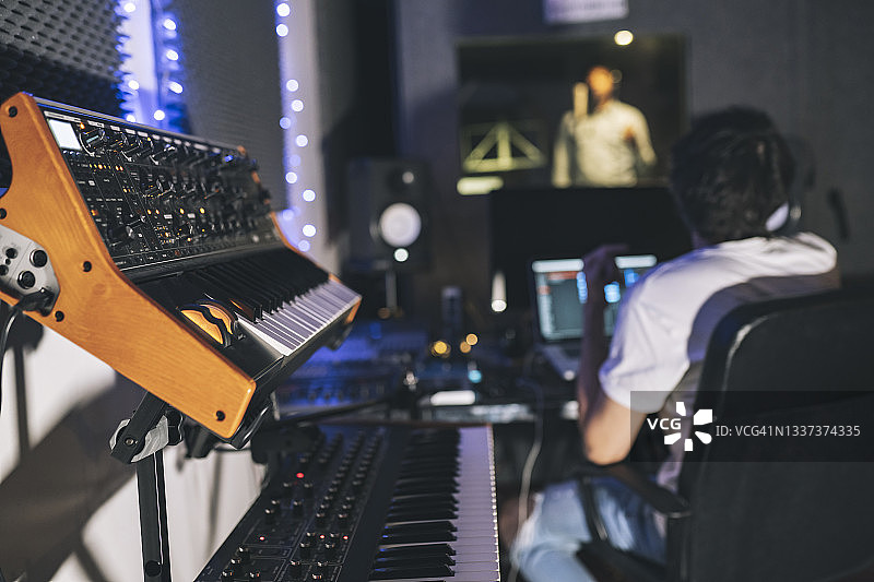歌曲作者和歌手在录音棚录制歌曲图片素材