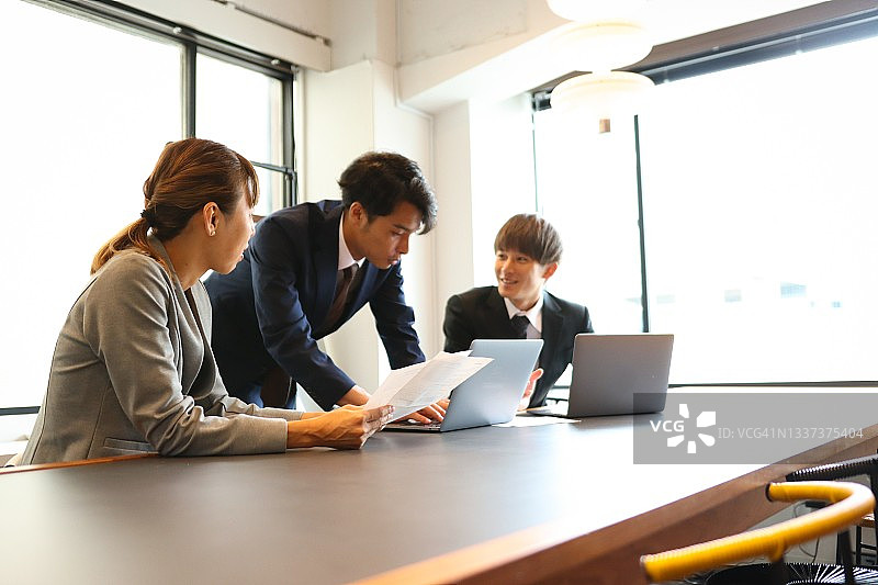 亚洲商务人士小组讨论图片素材