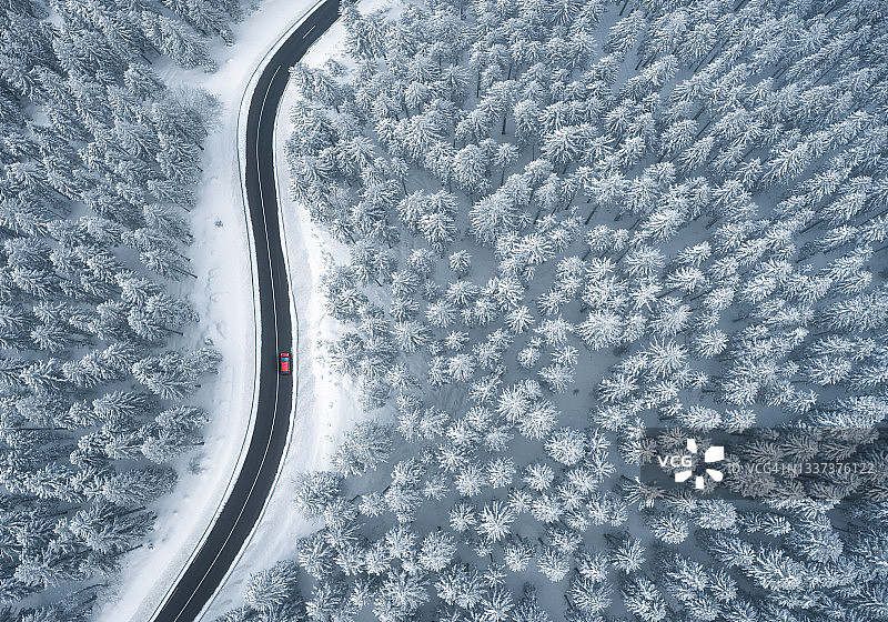 在雪山森林中驾驶图片素材