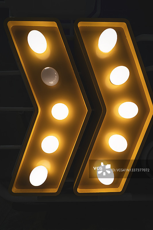 一个节能灯泡熄灭了图片素材