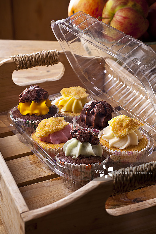 家庭厨房场景中的自制冰镇小蛋糕图片素材