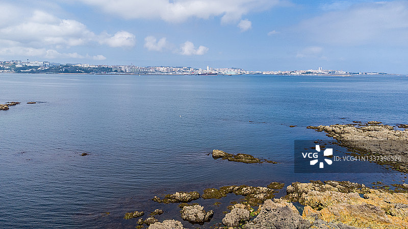 从圣克鲁斯拍摄的拉科鲁尼亚天际线航拍图片素材