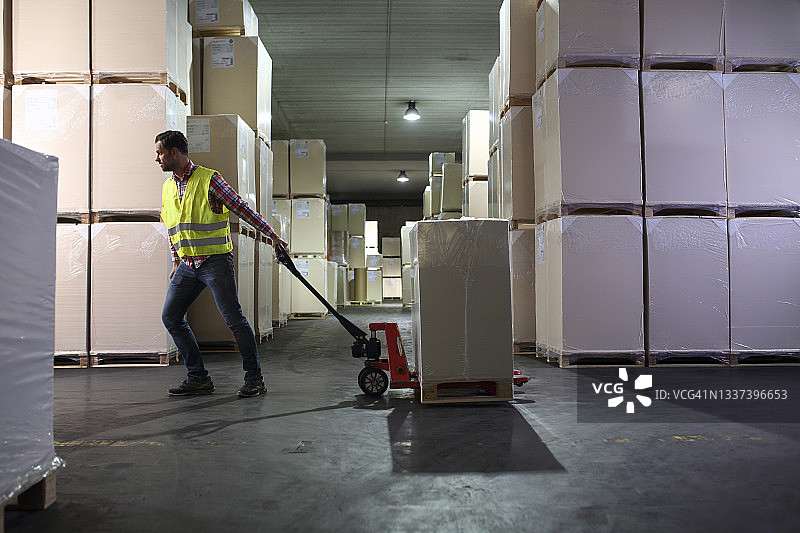 工人在仓库里搬运箱子图片素材