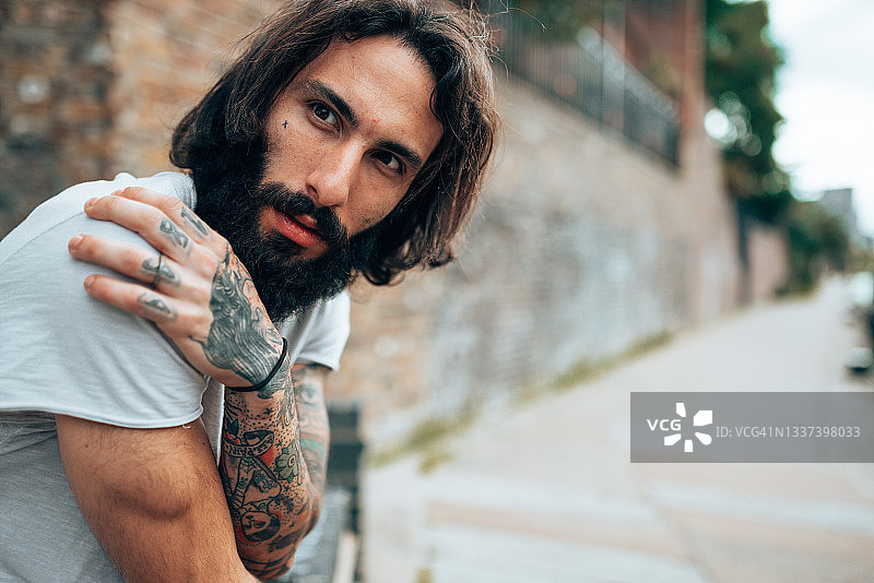 有纹身的复古风吸烟男人图片素材