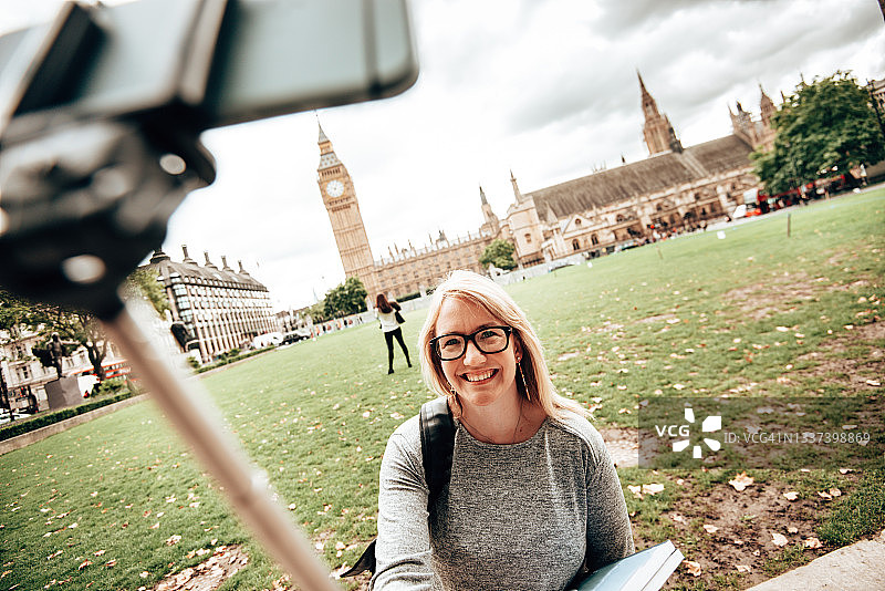 在伦敦返校的大学生图片素材