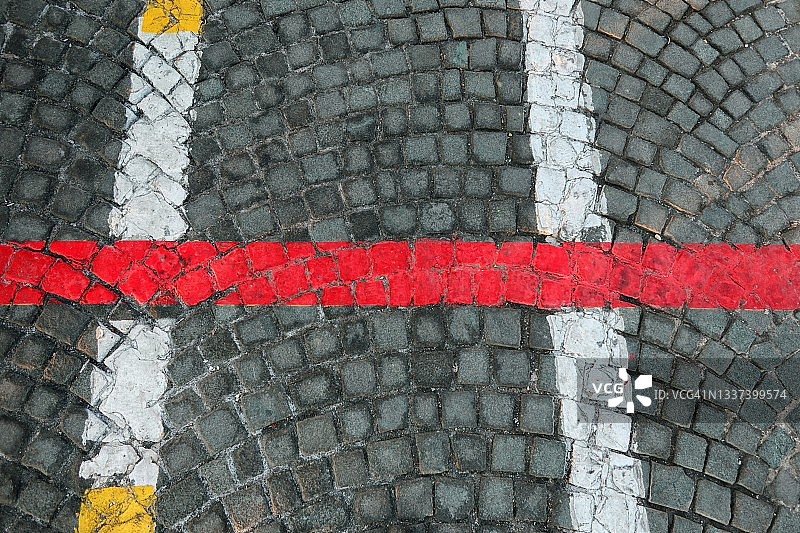 地面上绘制的彩色线条图片素材