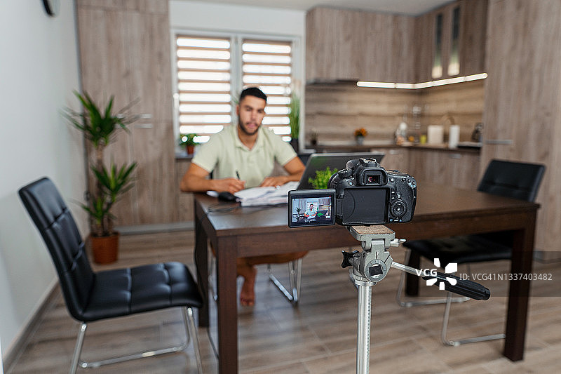 青年男子制作视频博客图片素材