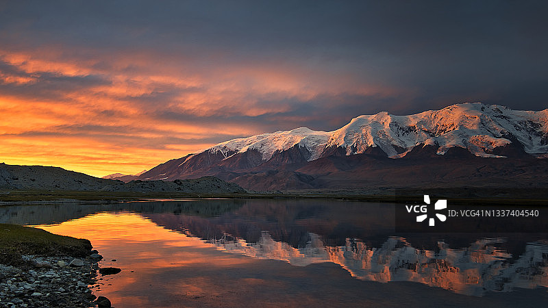 中国新疆帕米尔高原喀拉库勒湖日落美景图片素材