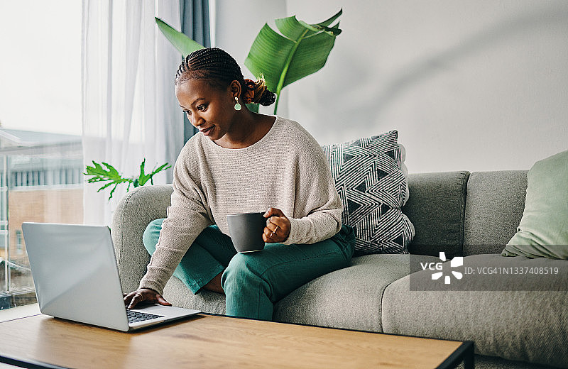年轻女人在家使用笔记本电脑图片素材