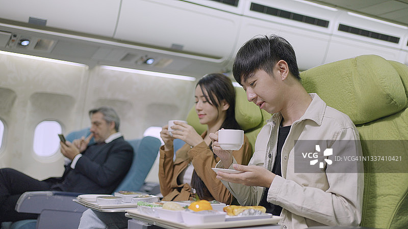 情侣在航班上享用早餐图片素材