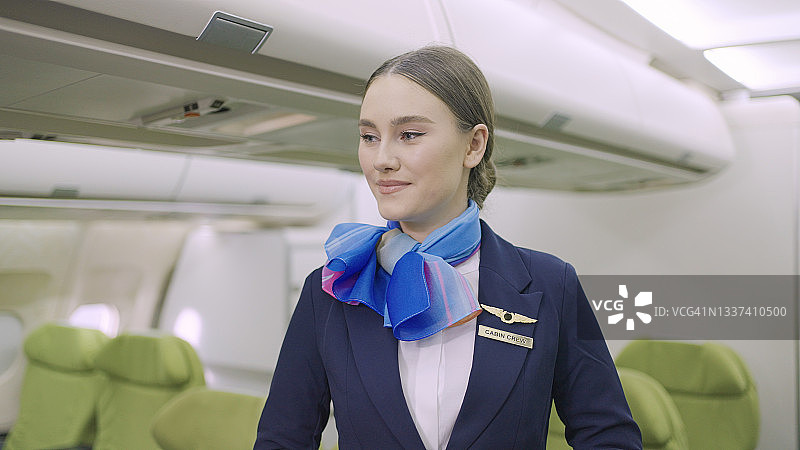 飞行中的空中乘务员肖像图片素材