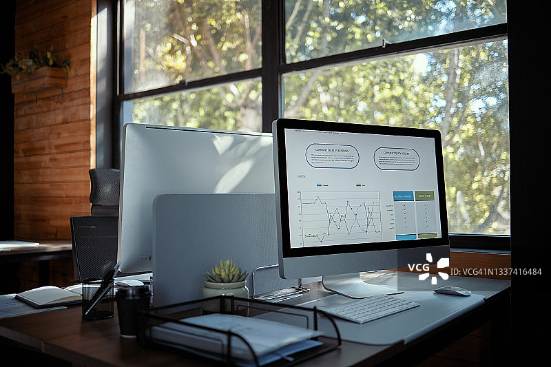 白天空荡荡的办公室里的家具和科技产品拍摄图片素材