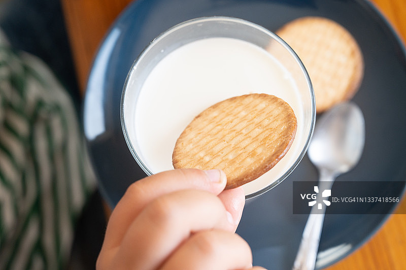 孩子拿起饼干当早餐或零食图片素材