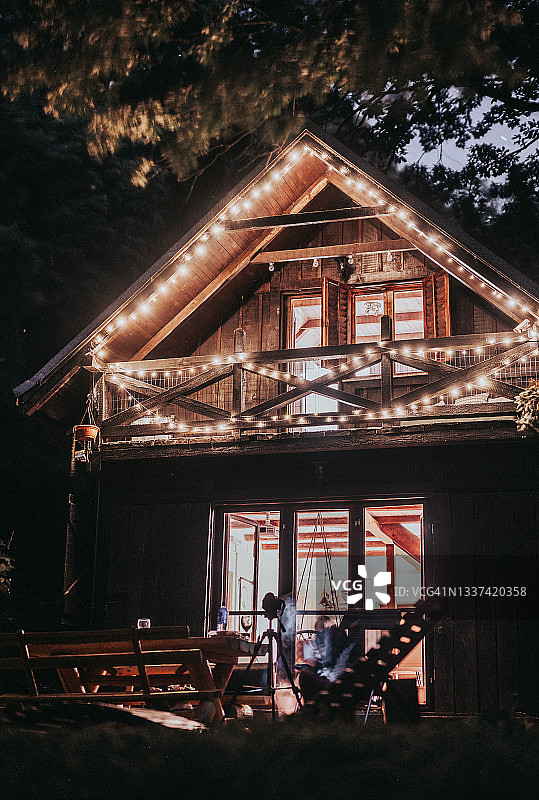 银河下森林中的舒适生态住宅图片素材