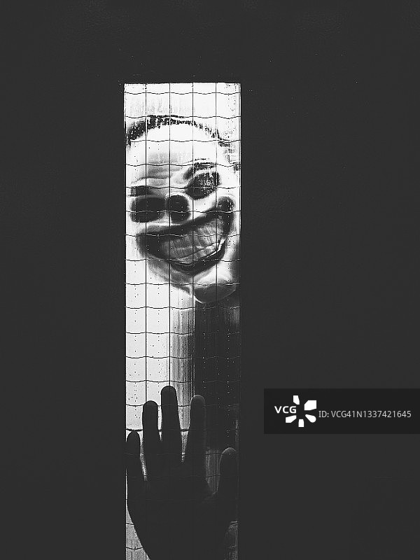 电梯里的怪兽图片素材