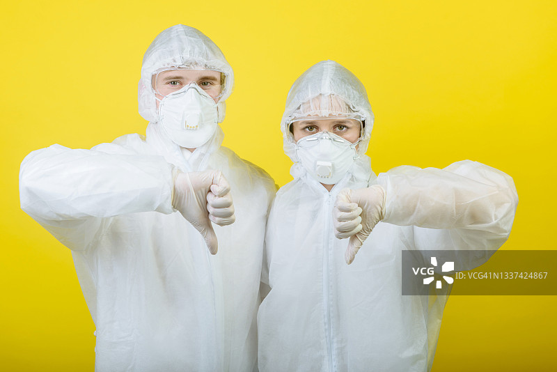 两名穿着防护服的医护人员图片素材